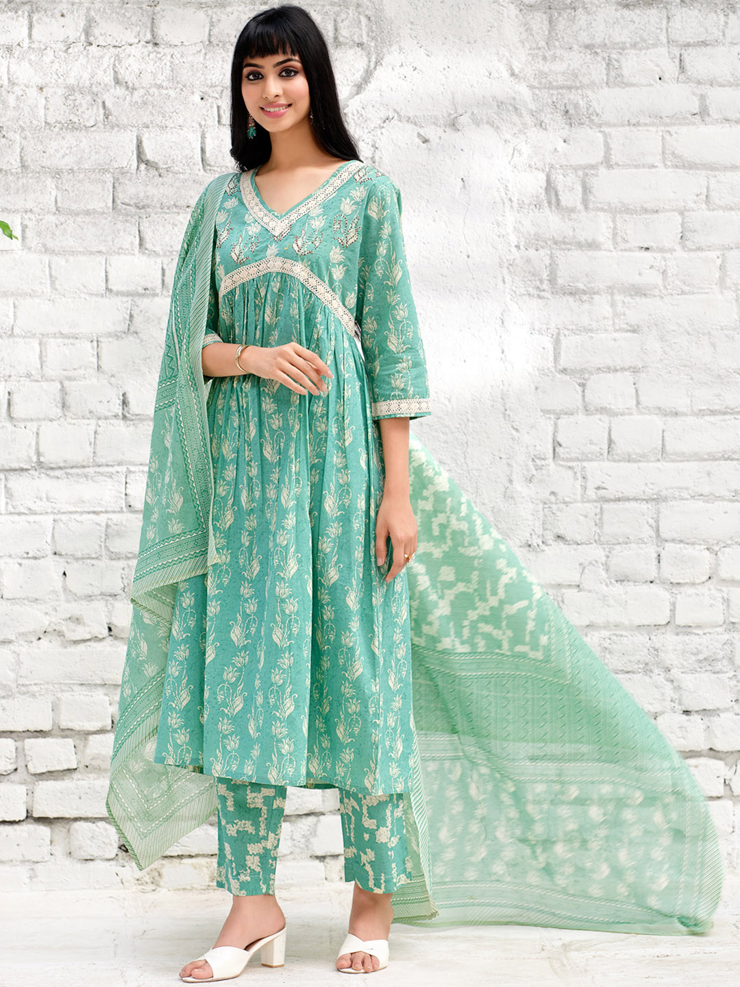 

Sangria Green Floral Printed Pure Cotton Kurta With Trouser & Dupatta