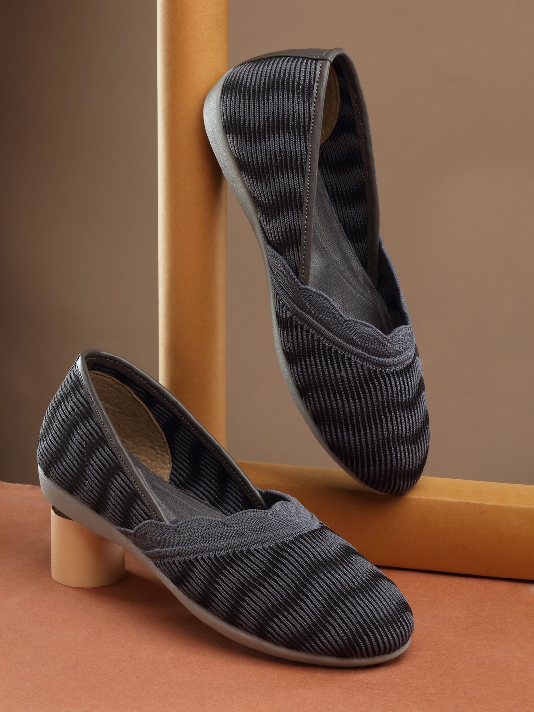 

sneakers villa Pointed Toe Textured Ballerinas, Grey