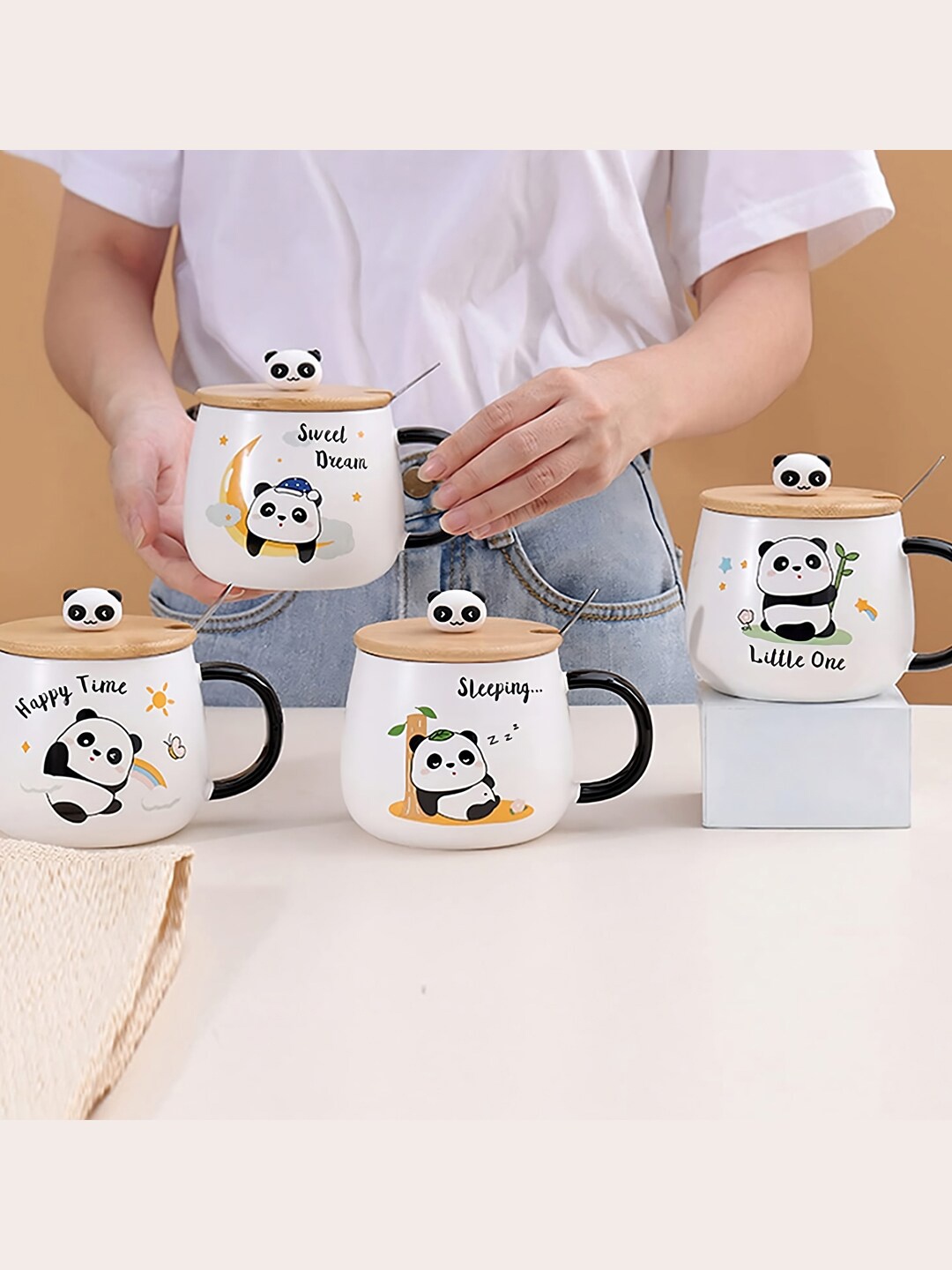 

BonZeaL White 4 Pieces Printed Ceramic Glossy Coffee Mugs With Lids & Spoons 430 ml