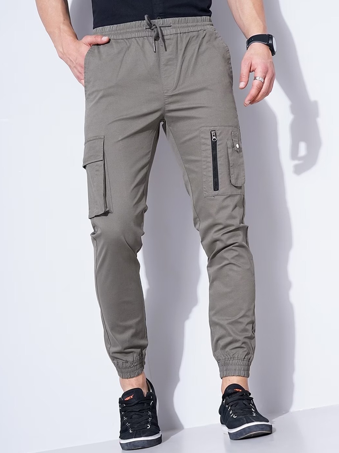 

British Club Men Smart Slim Fit Low-Rise Joggers, Grey