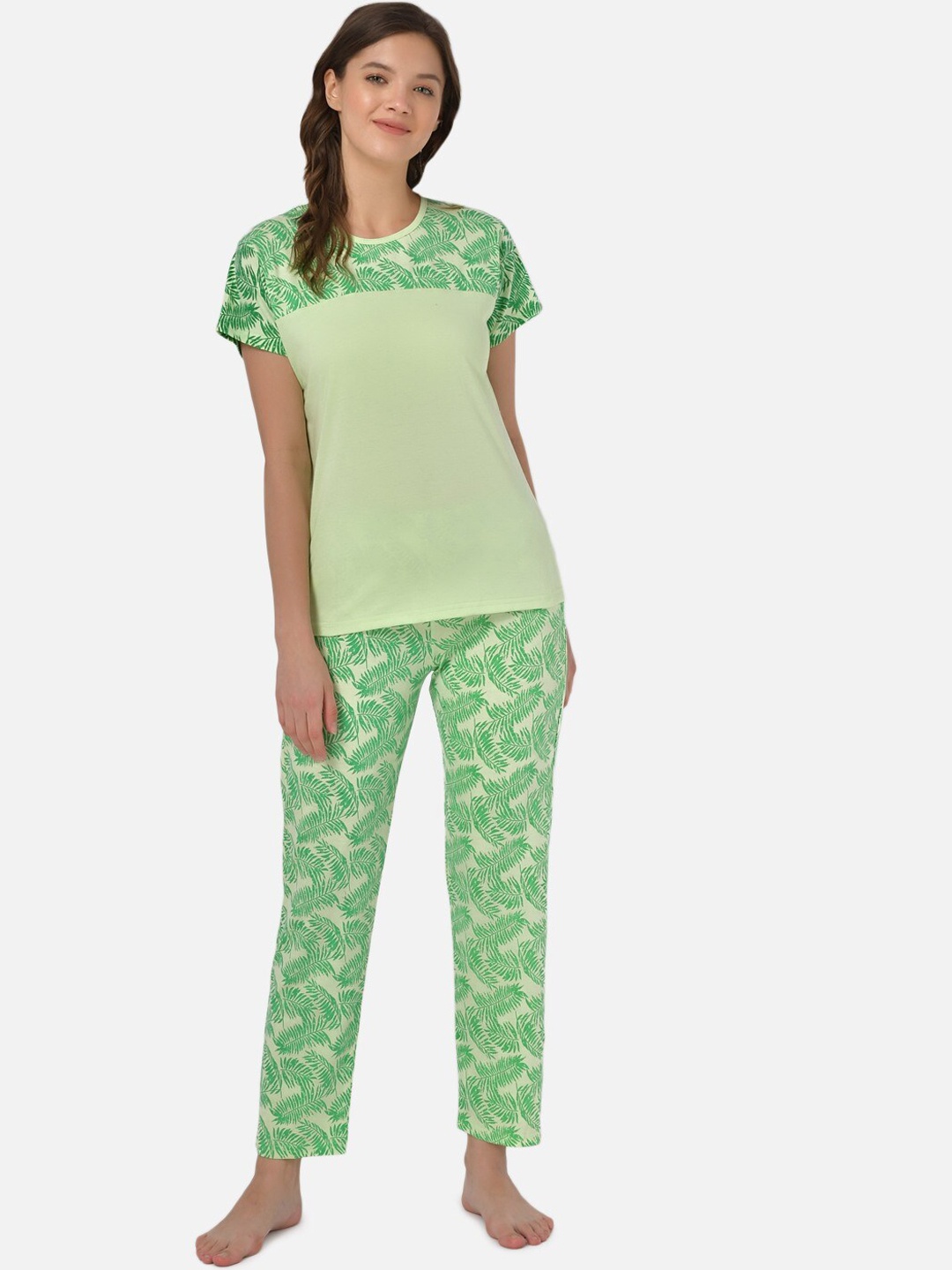 

Klamotten Abstract Printed T-shirt With Pyjamas Night suit, Green