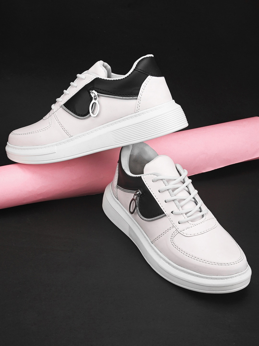 

The Roadster Lifestyle Co. Women White And Black Colourblocked Lightweight Sneakers