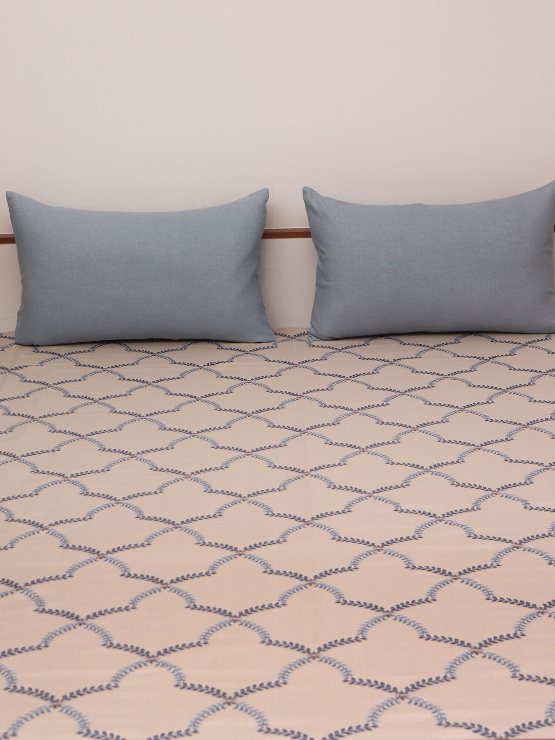 

ZEBA Beige Printed Double Queen Bed Cover With 2 Pillow Covers