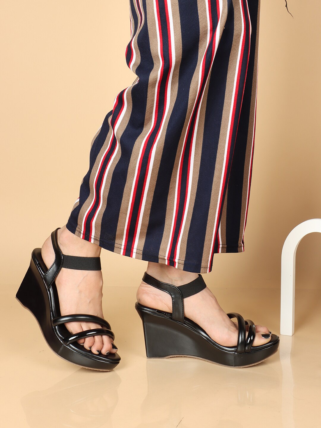 

XE Looks Double Straps Wedge Heels, Black