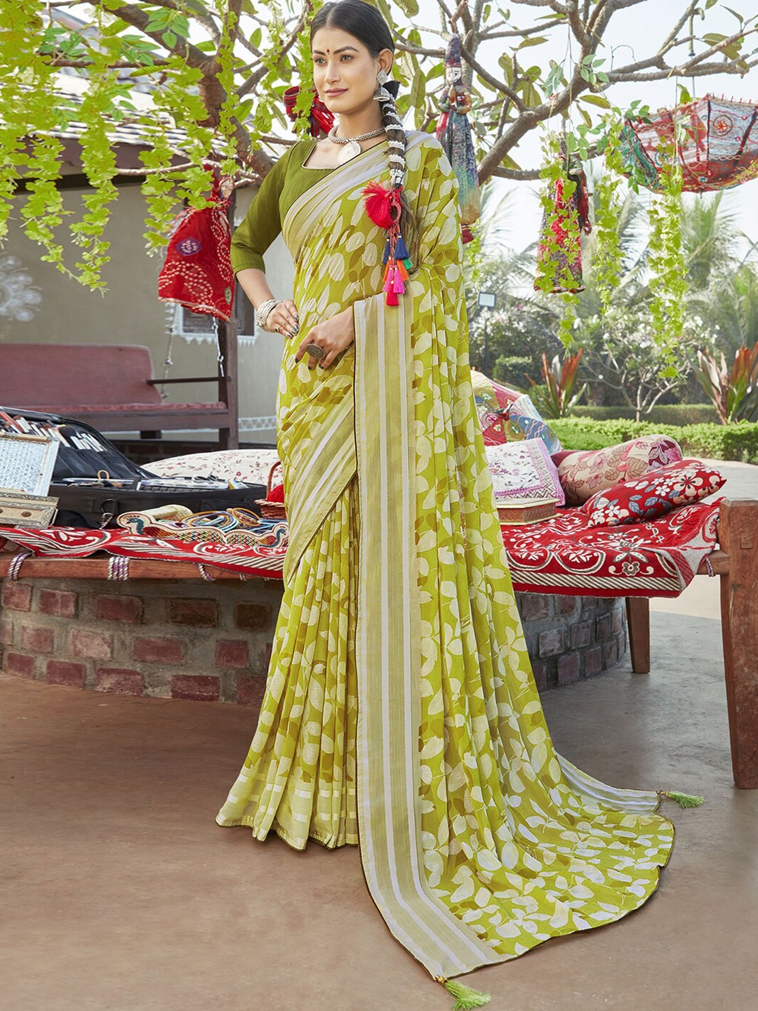 

Satrani Yellow & Green Floral Printed Poly Chiffon Saree