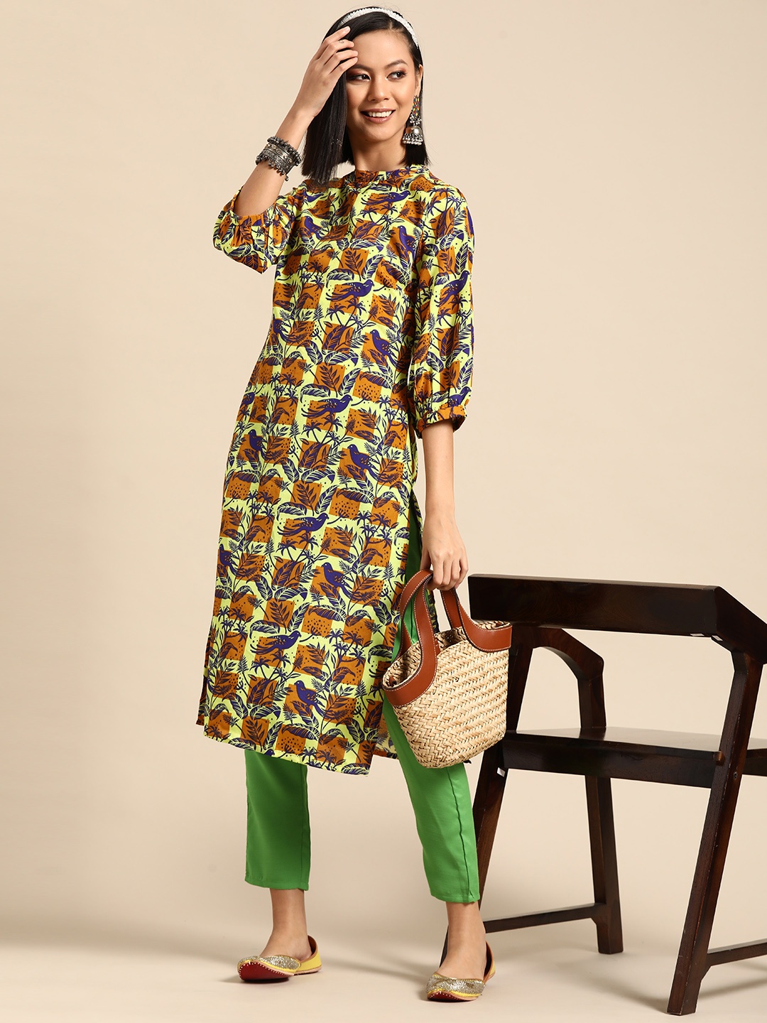 

Sangria Women Tropical Printed Kurta with Trousers, Green