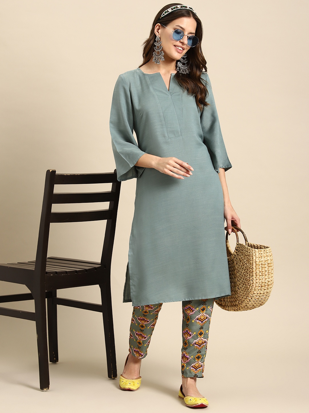 

Sangria Solid Regular Kurta with Trousers, Green