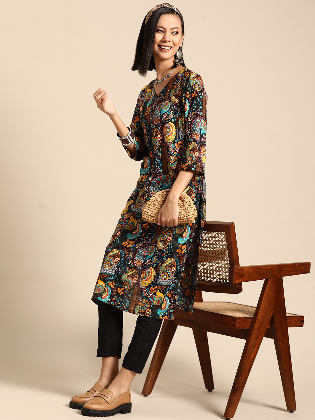 

Sangria Paisley Printed Kurta with Trousers, Black