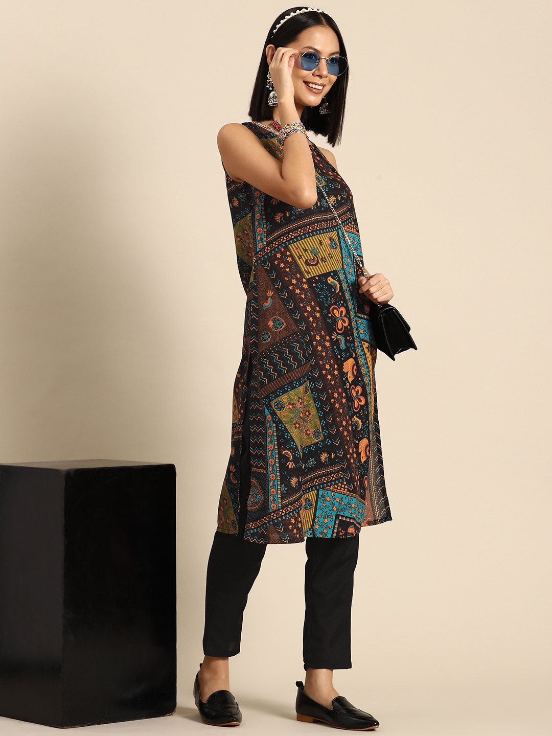 

Sangria Ethnic Motifs Print Kurta with Trousers, Black