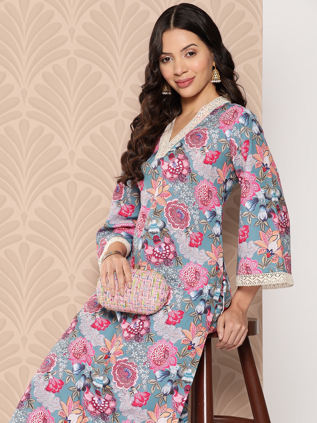 

Varanga Floral Printed Regular Kurta with Trousers, Blue