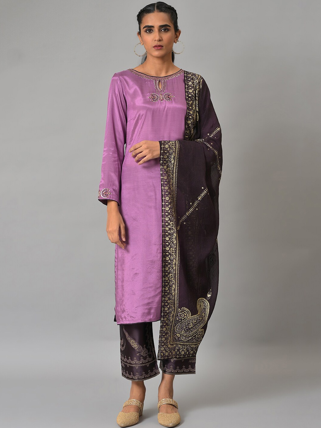 

WISHFUL Keyhole Neck Regular Thread Work Kurta With Trousers & Dupatta, Purple