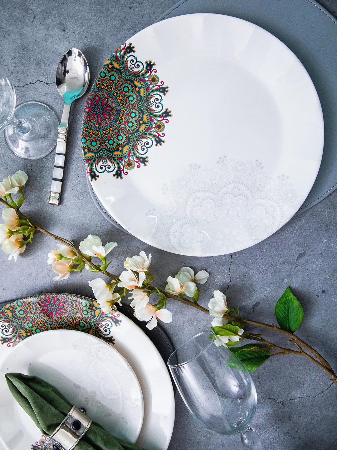 

Servewell Dora White & Green 6 Pieces Ethnic Motifs Printed Melamine Glossy Plates