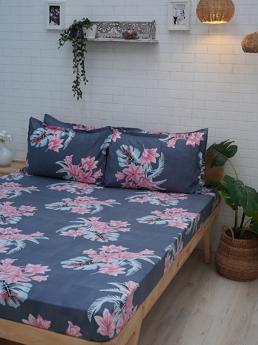 

Ariana Grey & Pink Floral Printed 140 TC Queen Bedsheet & 2 Pillow Covers