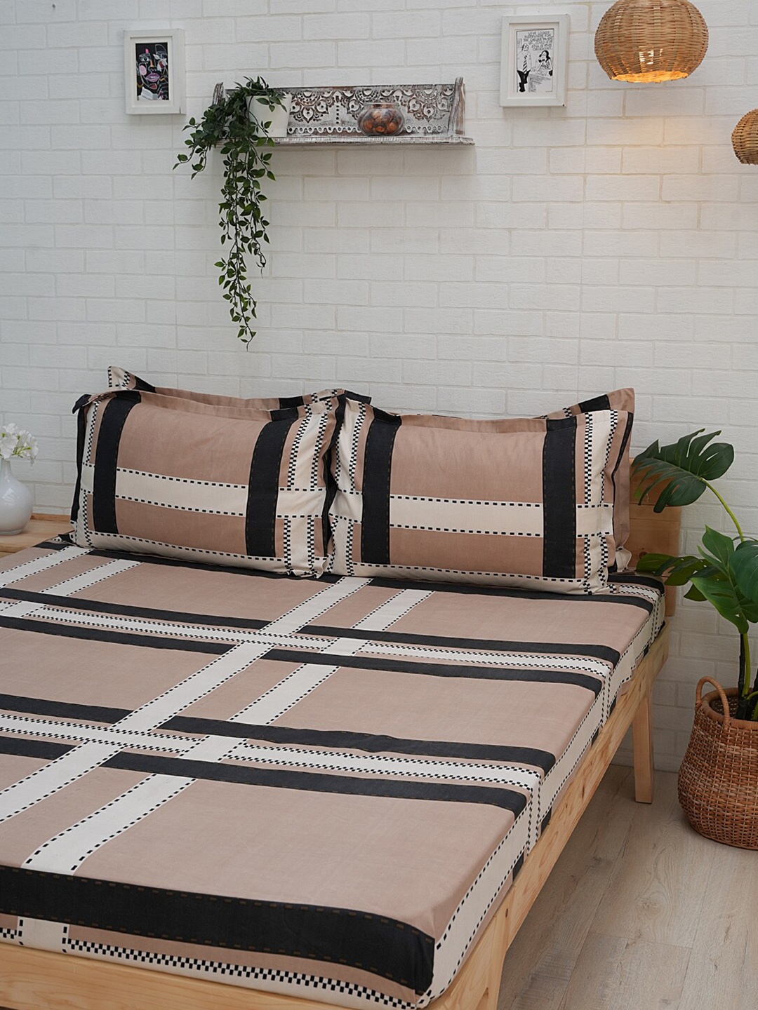 

Ariana Coffee Brown & White Geometric 110 TC Queen Bedsheet With 2 Pillow Covers
