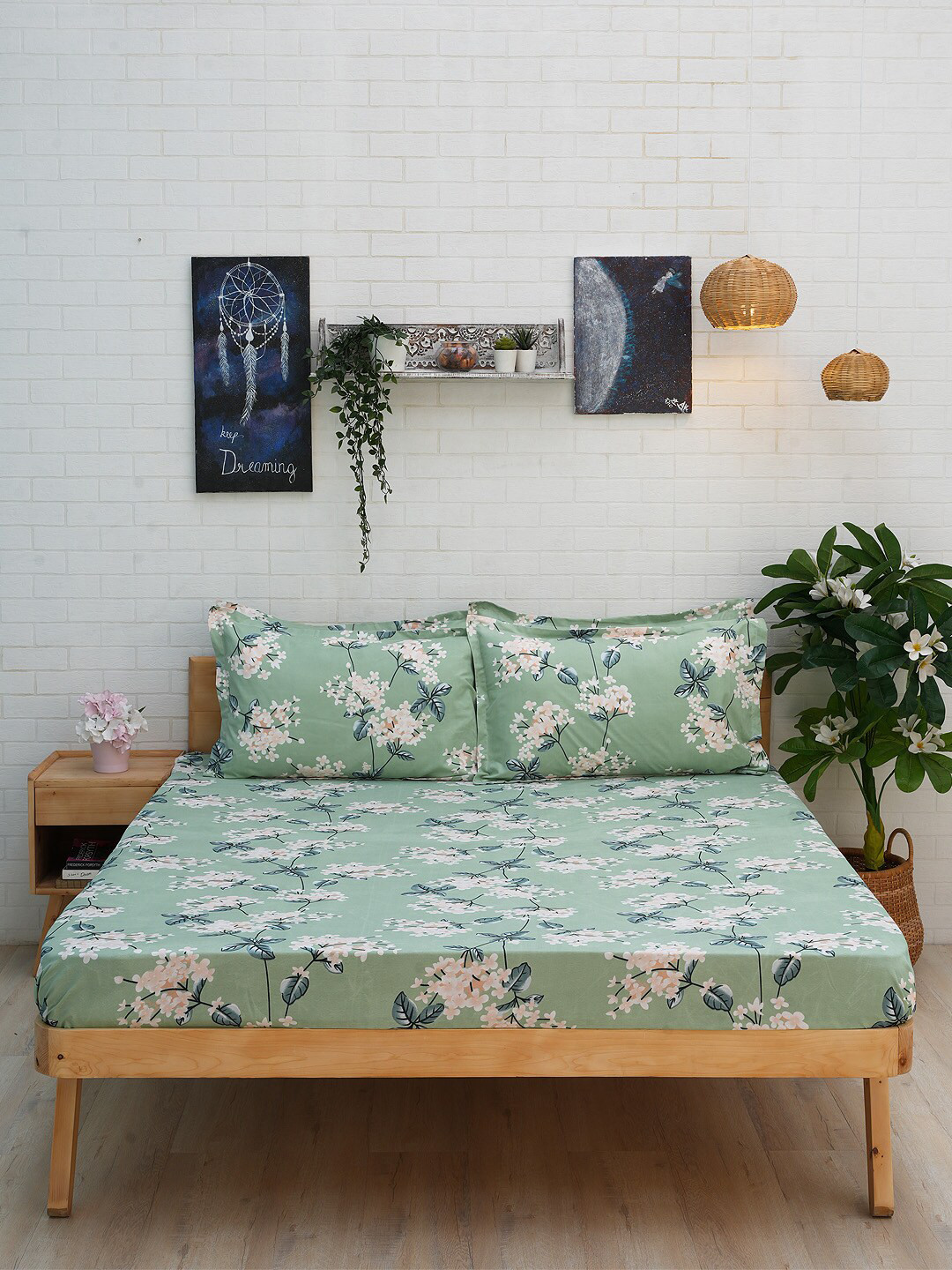 

Ariana Sea Green & White Floral Printed 120 TC Queen Bedsheet & 2 Pillow Covers