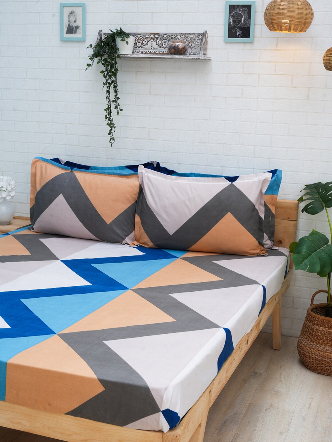 

Ariana Blue & Black Geometric 140 TC King Bedsheet With 2 Pillow Covers