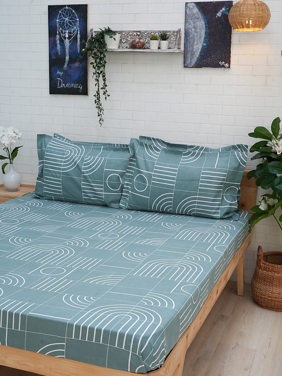 

Ariana Blue & White Geometric 140 TC King Bedsheet With 2 Pillow Covers