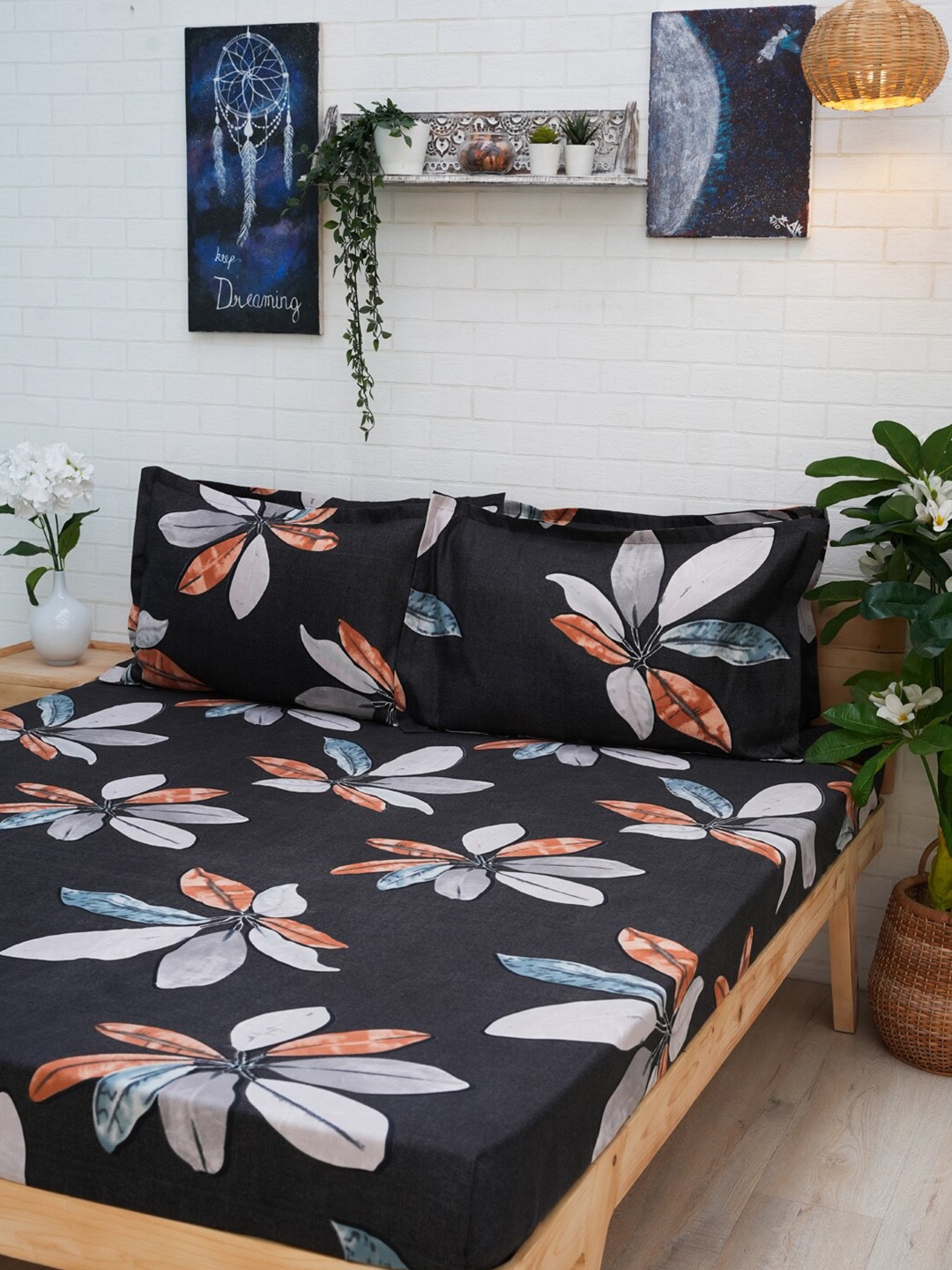 

Ariana Black & White Floral Printed 120 TC Queen Bedsheet & 2 Pillow Covers