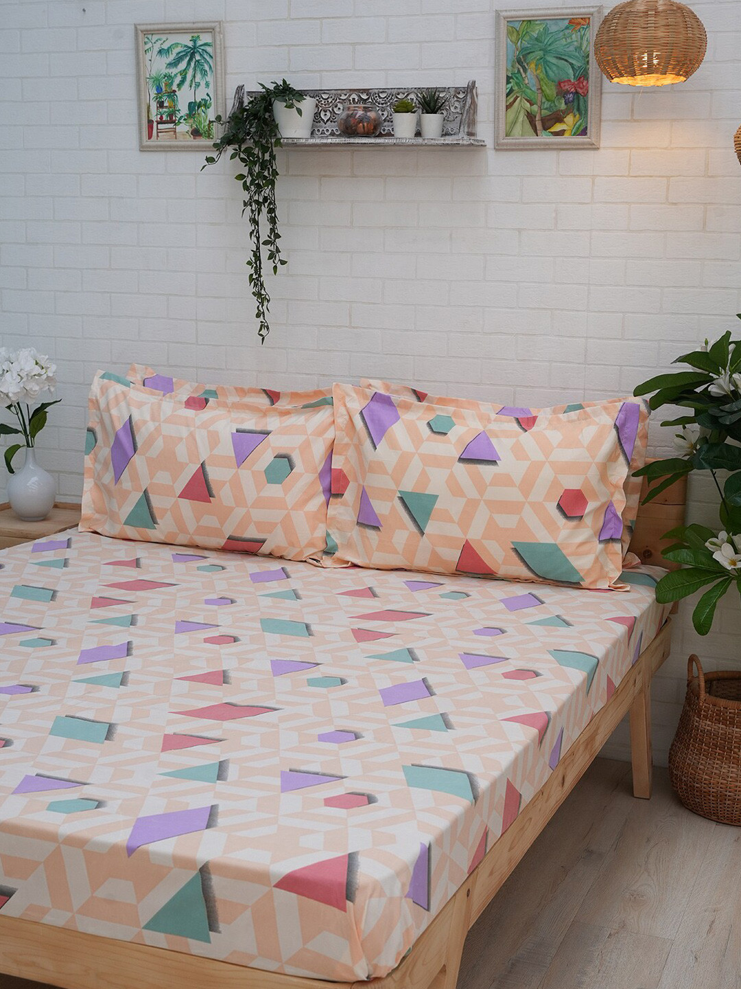 

Ariana Peach-Coloured & White Geometric 120 TC Queen Bedsheet With 2 Pillow Covers