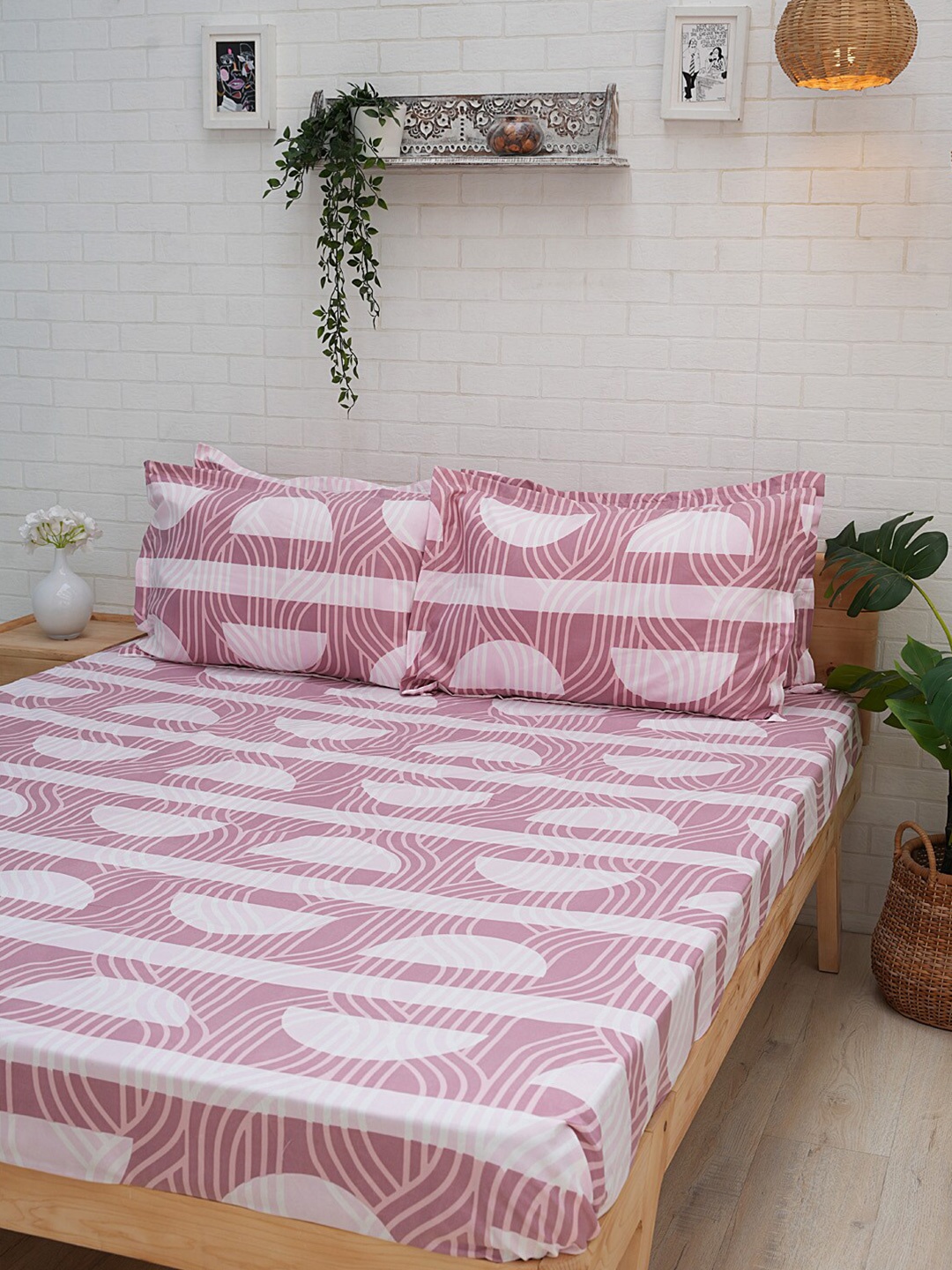 

Ariana Pink & White Geometric 110 TC Queen Bedsheet With 2 Pillow Covers