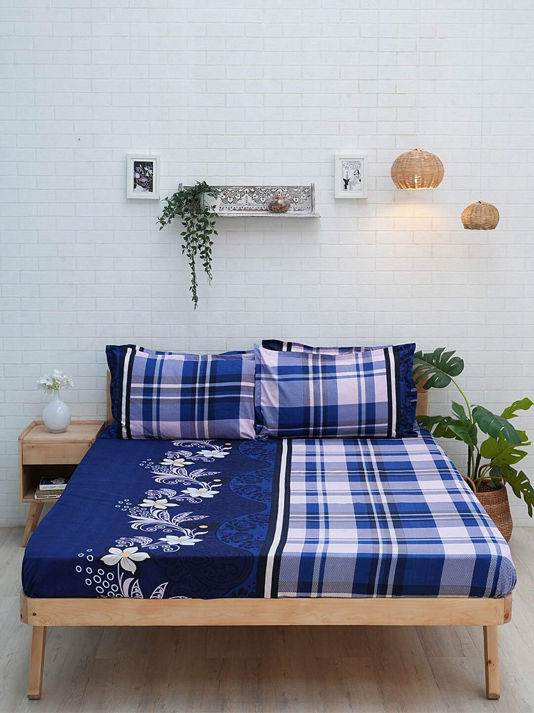 

Ariana Navy Blue & White Geometric 110 TC Queen Bedsheet With 2 Pillow Covers