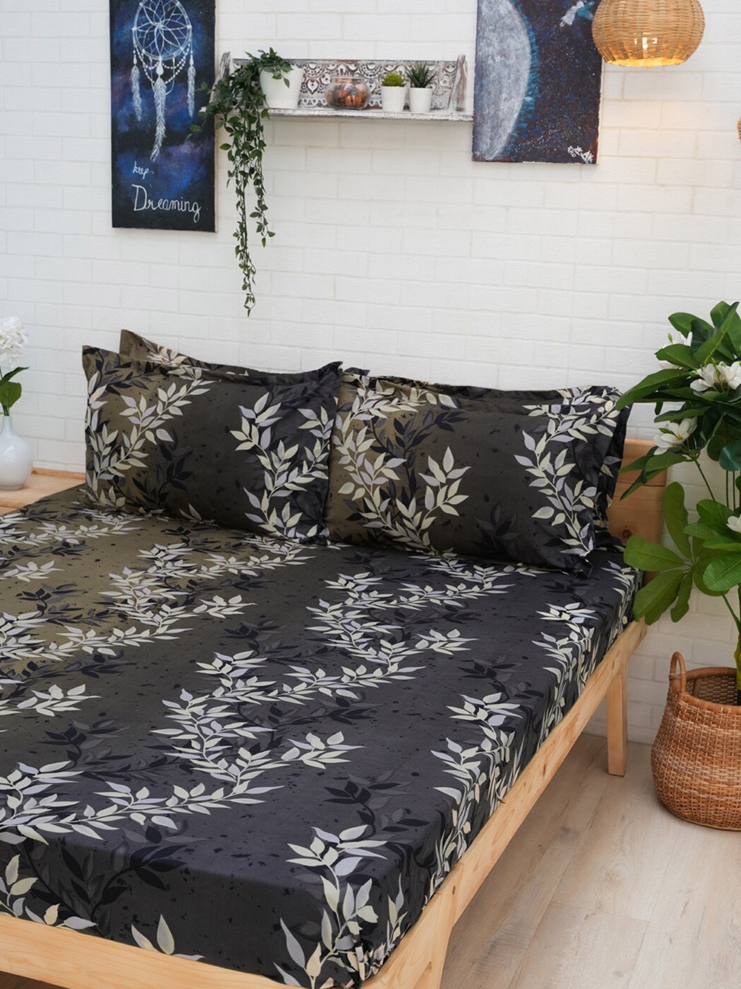 

Ariana Grey & Black Floral Printed 140 TC Queen Bedsheet & 2 Pillow Covers