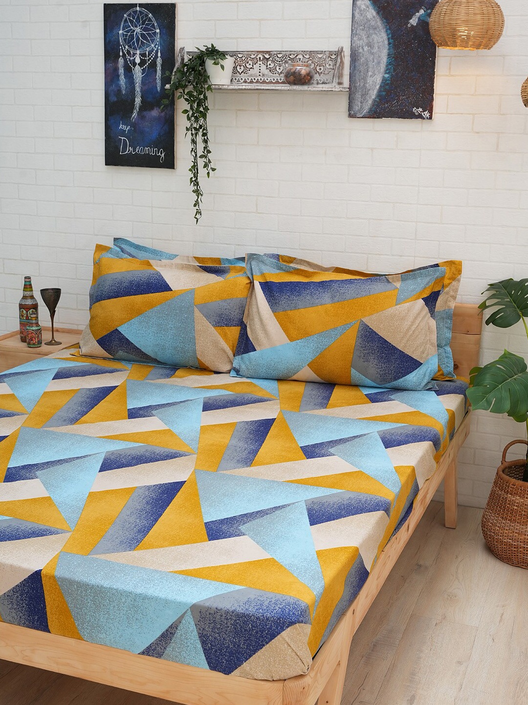 

Ariana Blue & White Geometric 140 TC King Bedsheet With 2 Pillow Covers