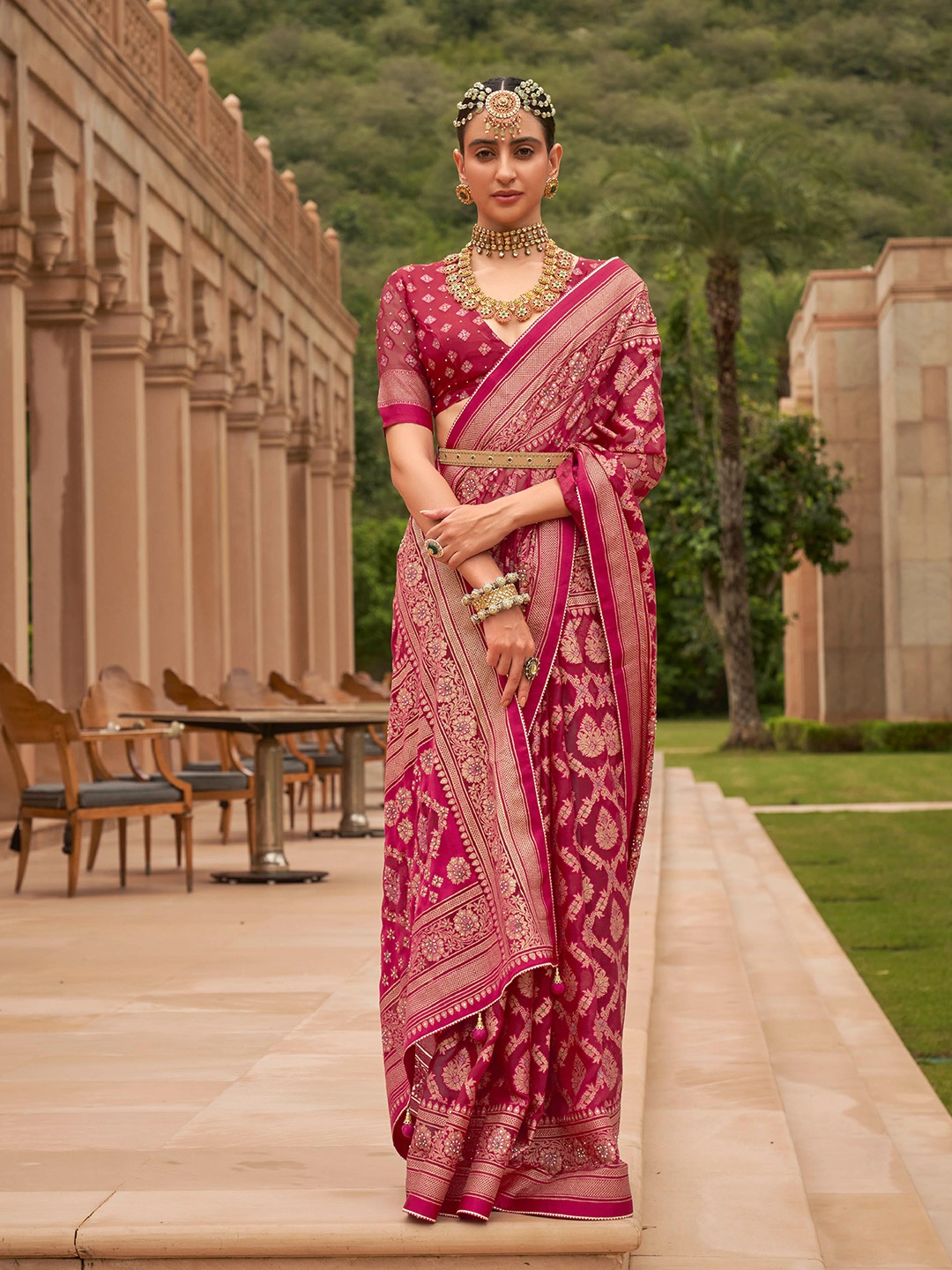 

Mitera Pink & Gold-Toned Woven Design Zari Brasso Saree
