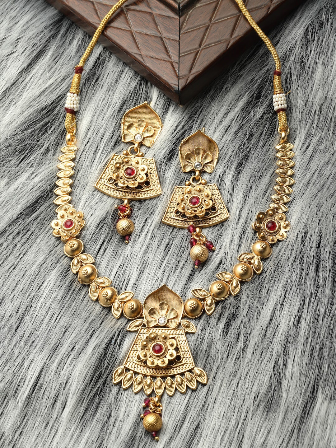 

Arrabi Gold-Plated Kundan-Studded & Beaded Necklace & Earrings Set