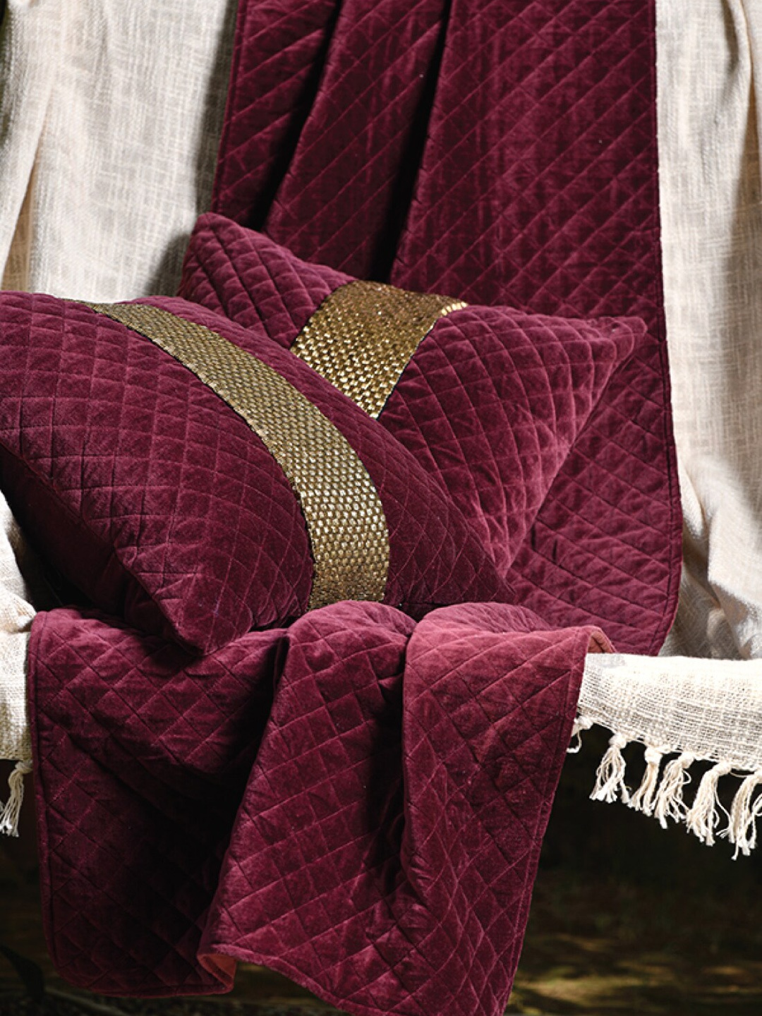 

THE SEWING CREST Burgundy Quilted Cotton Runner