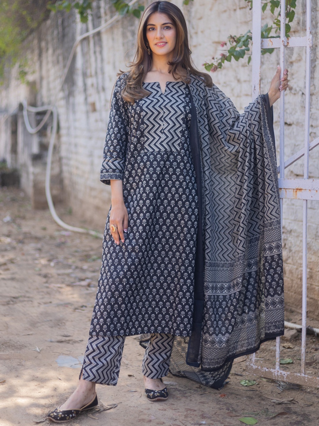 

DIMPLE DESIGN STUDIO Floral Printed Straight Pure Cotton Kurta & Trousers With Dupatta, Black