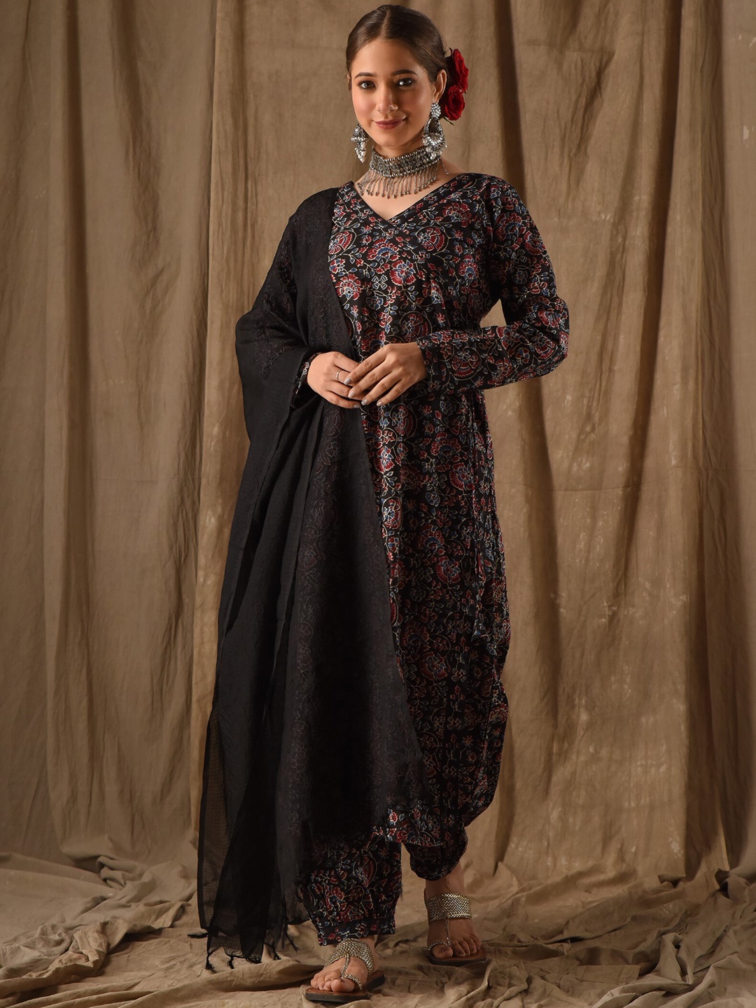 

DIMPLE DESIGN STUDIO Floral Printed Pure Cotton Kurta with Palazzos & With Dupatta, Black