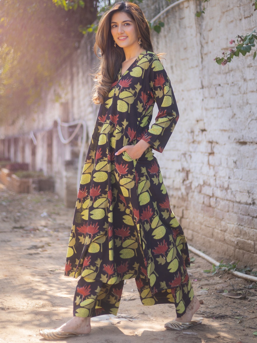 

DIMPLE DESIGN STUDIO Floral Printed Pure Cotton Kurta with Palazzos, Black