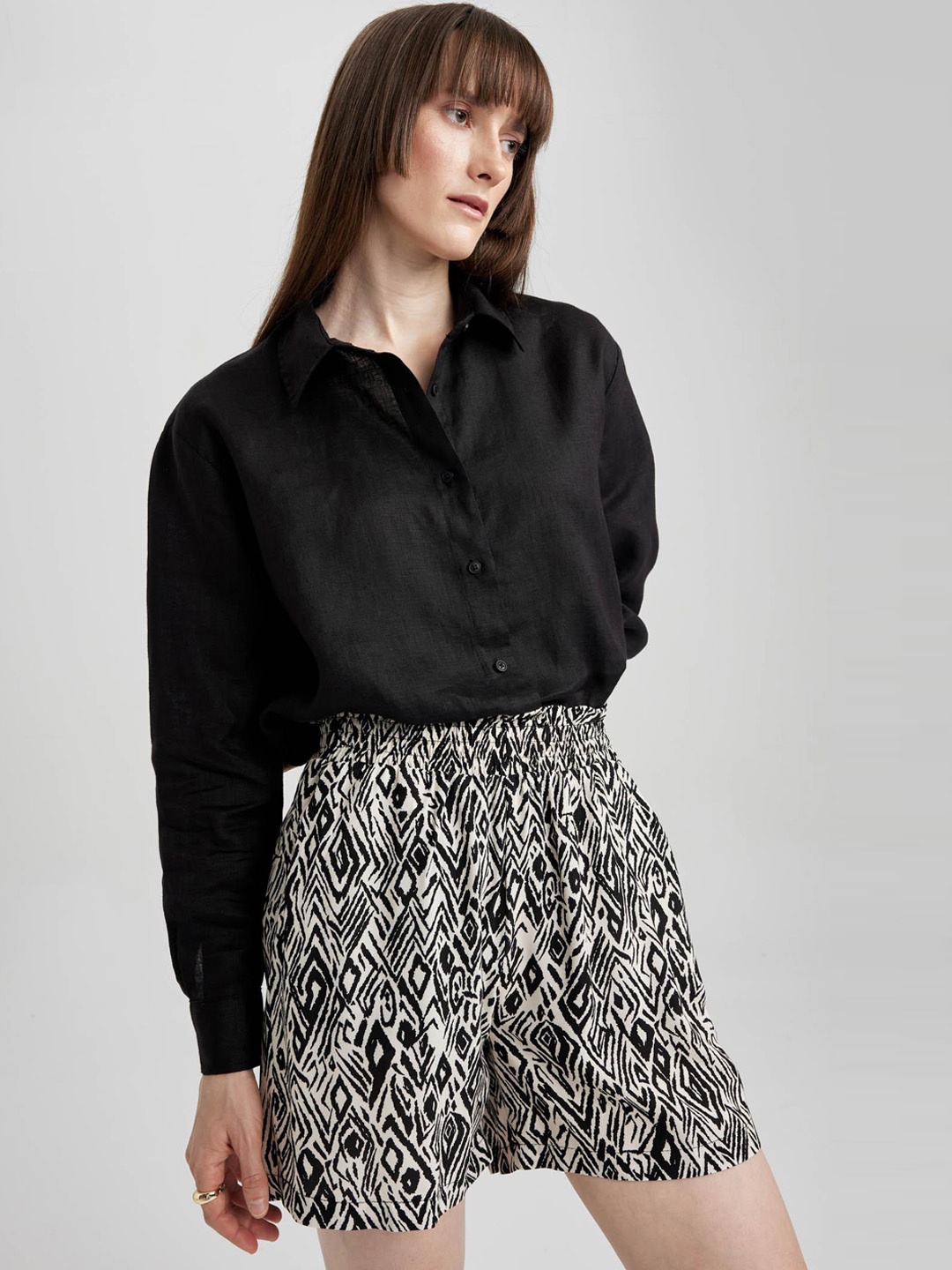 

DeFacto Women Abstract Printed Mid Raise Shorts, Black