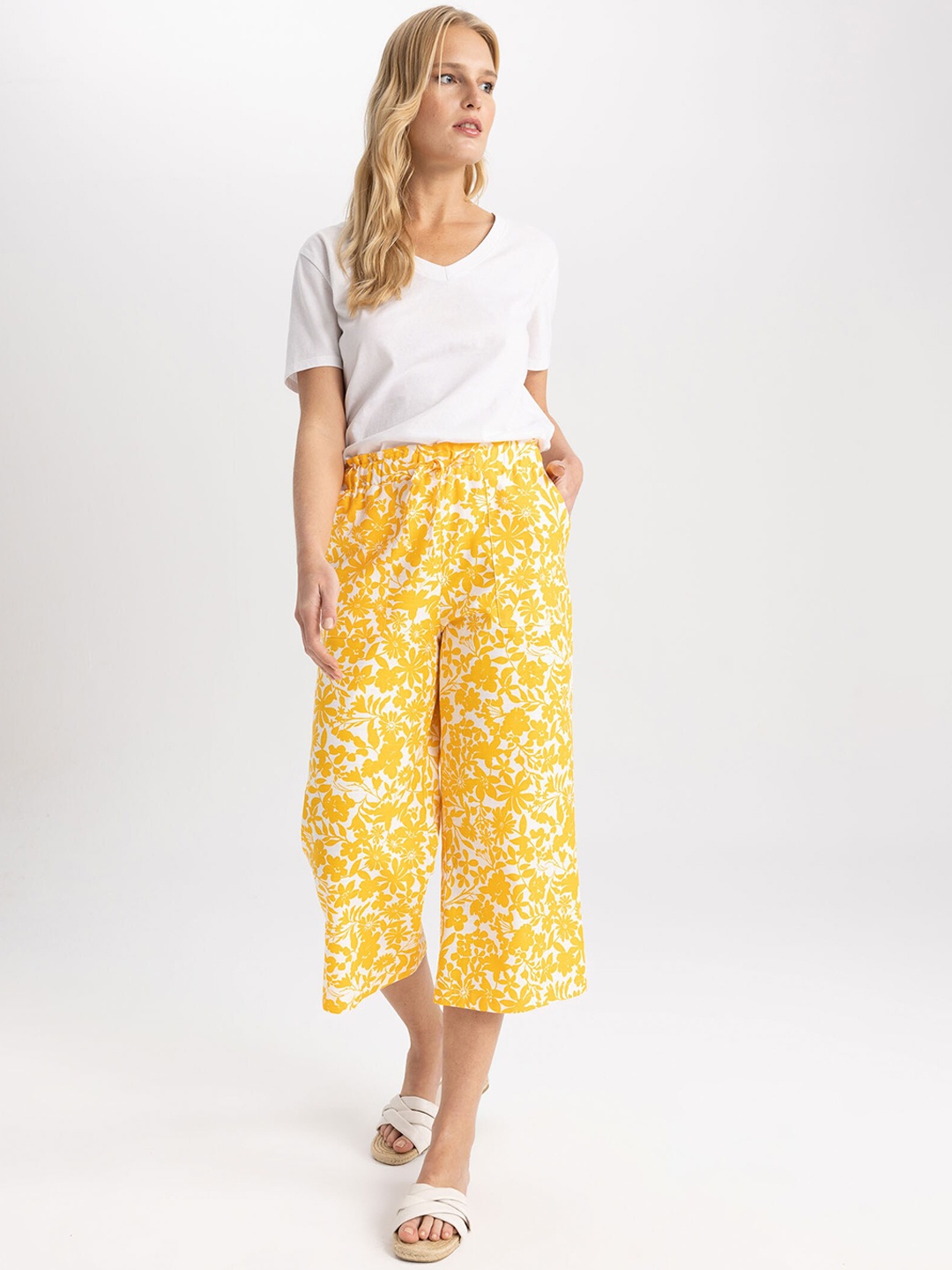 

DeFacto Floral Printed Mid-Rise Parallel Trousers, Yellow