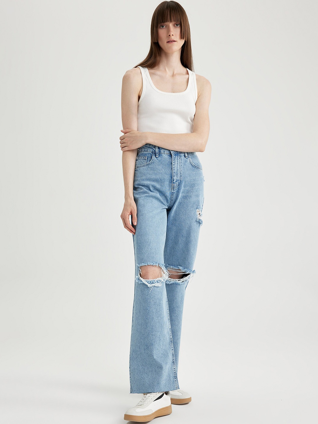 

DeFacto Women Mid-Rise Mildly Distressed Light Shade Jeans, Blue