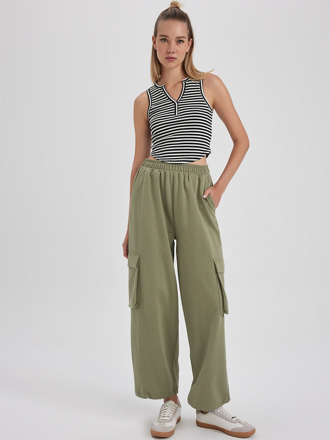 

DeFacto Women Mid Rise Plain Pure Cotton Cargos, Olive
