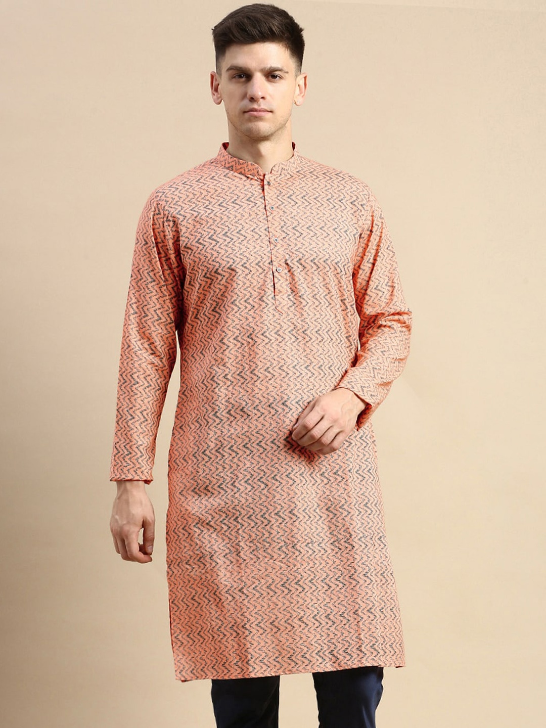 

Amodh by Kisah Chevron Printed Mandarin Collar Kurta, Peach