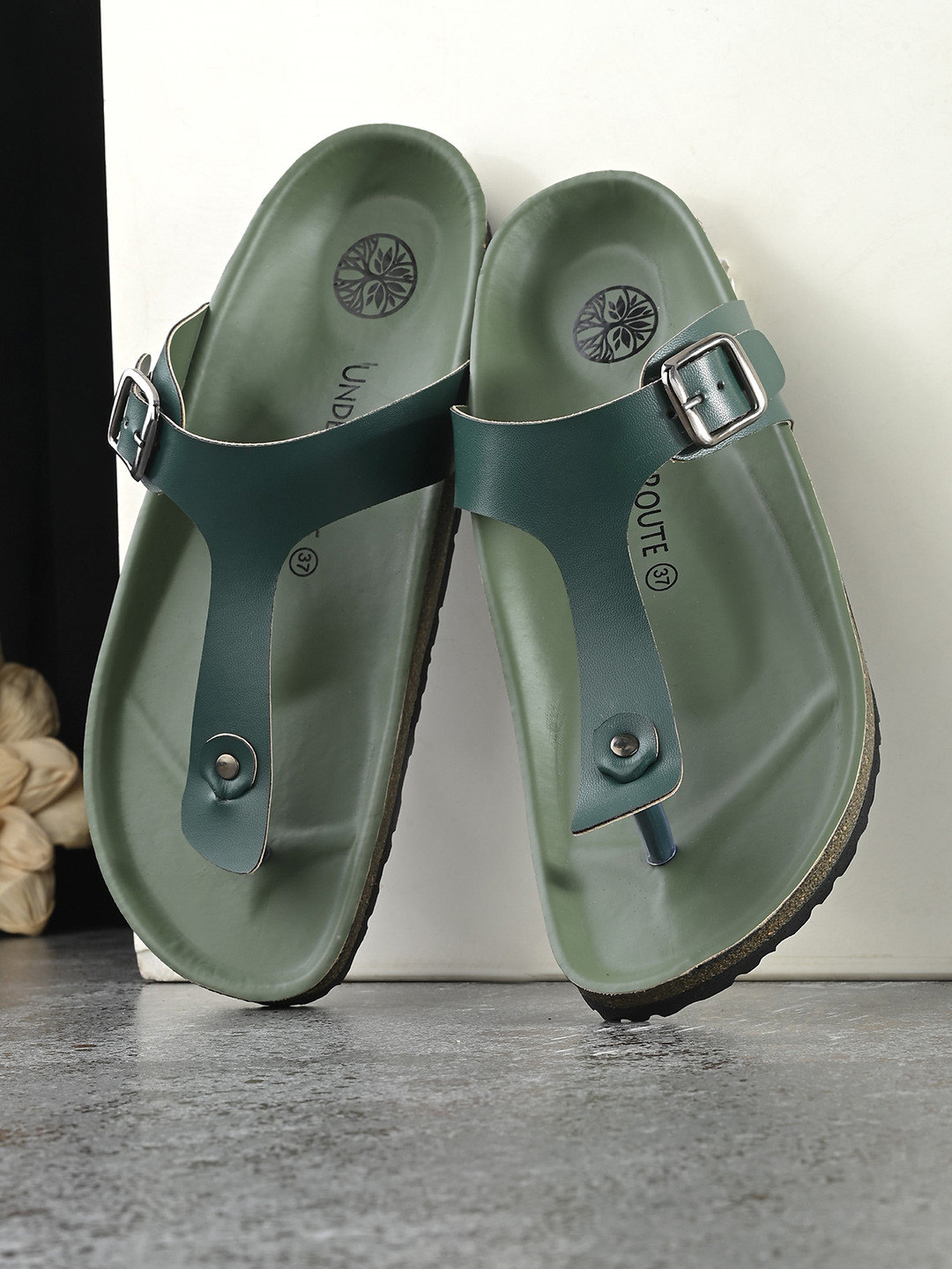 

UNDERROUTE Buckled Lightweight T-Strap Flats, Green