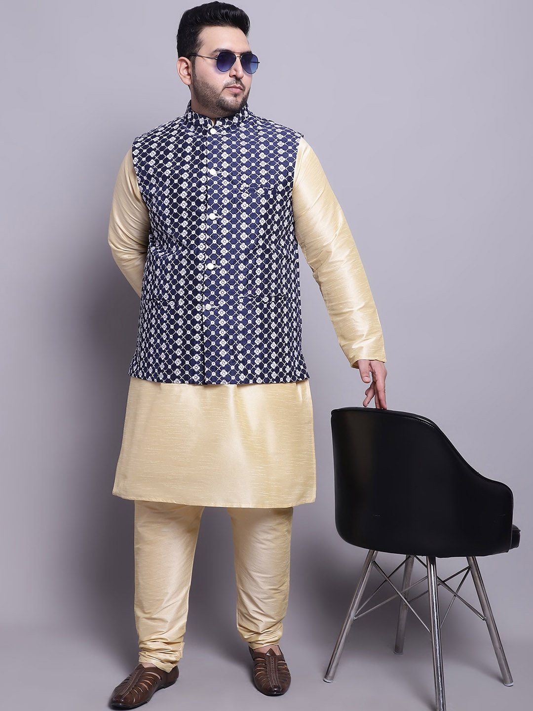 

SOJANYA PLUS Regular Kurta with Pyjamas & Nehrujacket, Gold