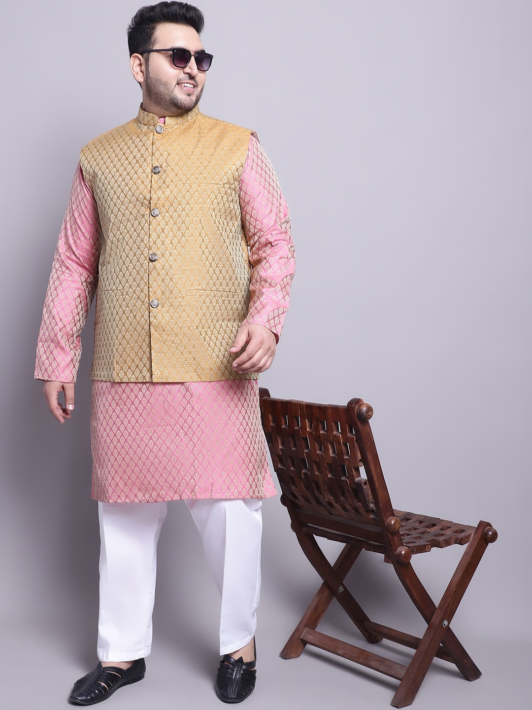 

SOJANYA PLUS Regular Silk Kurta with Pyjamas & Nehrujacket, Pink