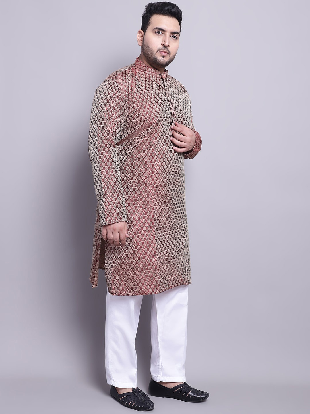 

SOJANYA PLUS Woven Design Regular Silk Kurta with Pyjamas & Nehrujacket, Maroon