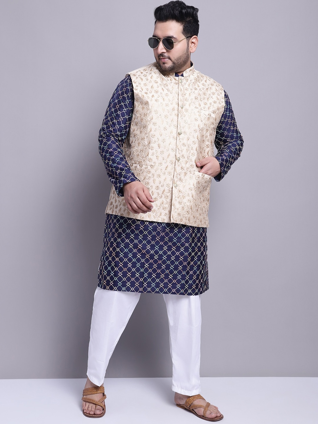 

SOJANYA PLUS Woven Design Kurta & Pyjamas With Nehrujacket, Navy blue