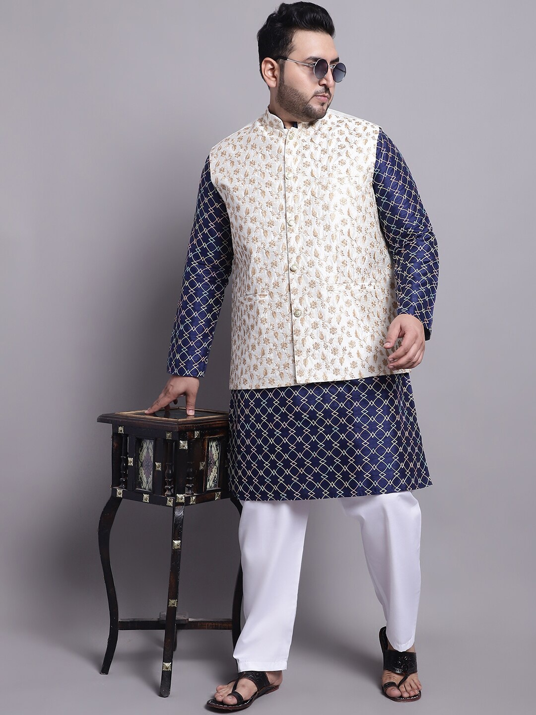 

SOJANYA PLUS Woven Design Kurta & Pyjamas With Nehrujacket, Navy blue