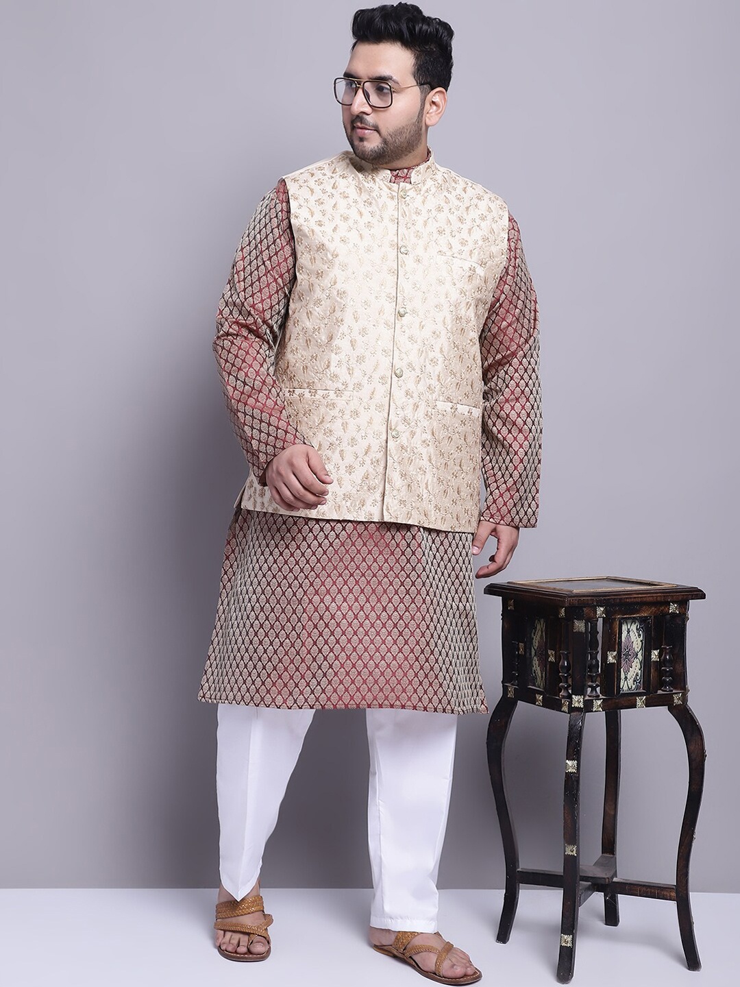 

SOJANYA PLUS Woven Design Kurta & Pyjamas With Nehrujacket, Maroon