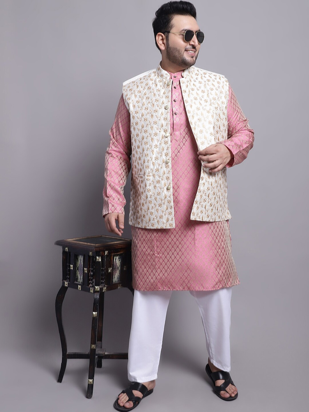 

SOJANYA PLUS Ethnic Motifs Woven Design Kurta With Pyjamas & Nehru Jacket, Pink