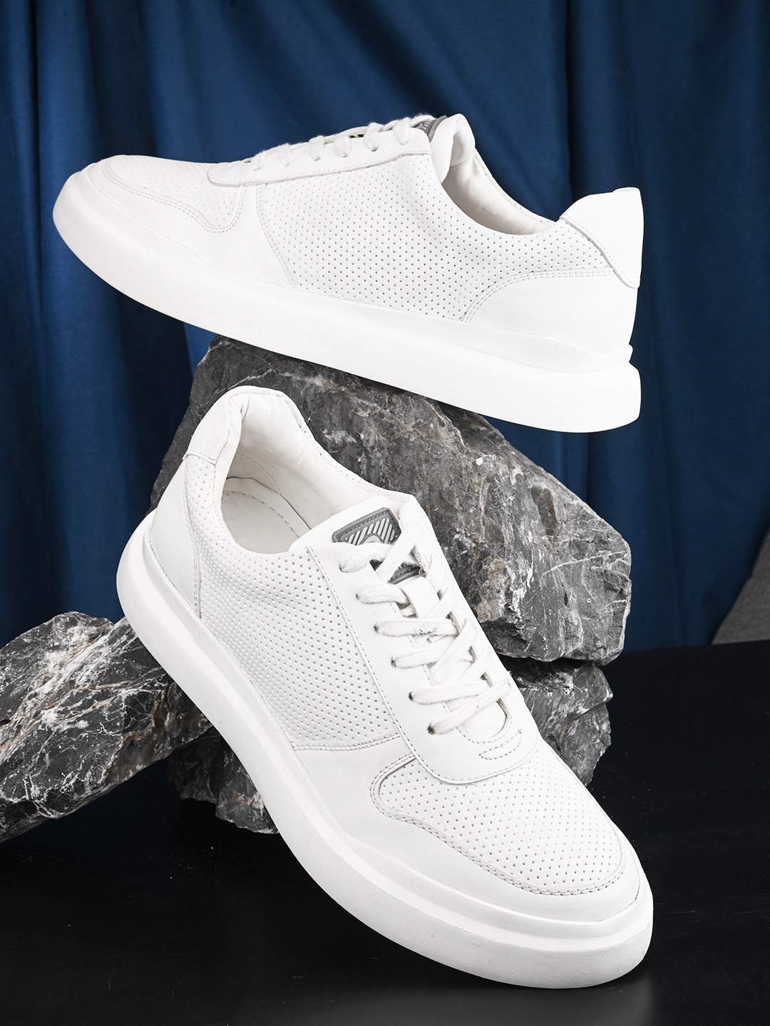 

The Roadster Lifestyle Co. Men White Perforated Lightweight Sneakers