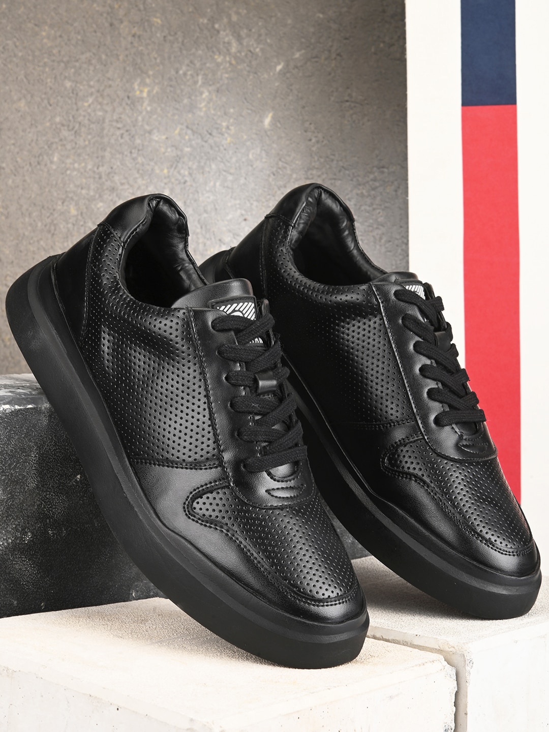 

The Roadster Lifestyle Co. Men Black Perforated Lightweight Sneakers
