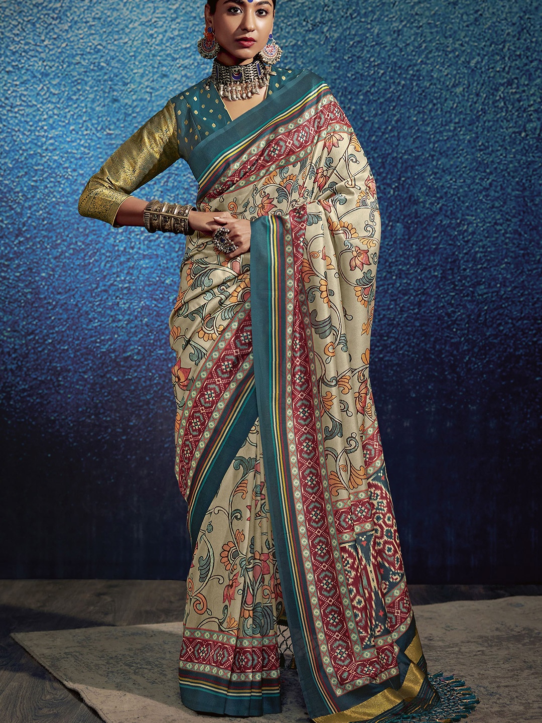 

elora Ethnic Motif Printed Patola Saree, Beige