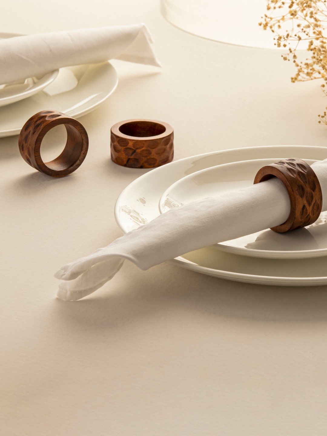 

HOUMN 4 Pcs Brown Textured Wooden Napkin Rings